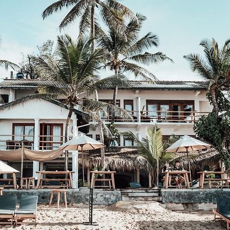 Amaroo Hikkaduwa Hotel Exterior photo